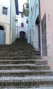 um conjunto de escadas que levam a um edifício em Casa Paola em Spoleto