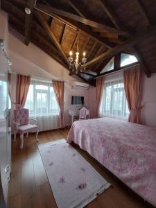 Un dormitorio con una cama grande y una lámpara de araña. en Hayat Oksijen Resort, en Ordu