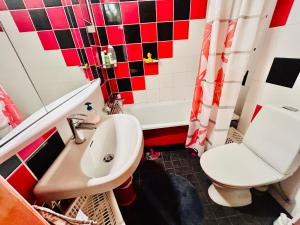 a bathroom with a sink and a toilet and a tub at Stella's Home in Malmö