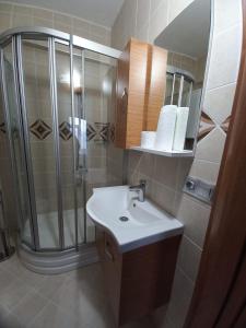 y baño con lavabo y ducha. en Hayat Oksijen Resort, en Ordu