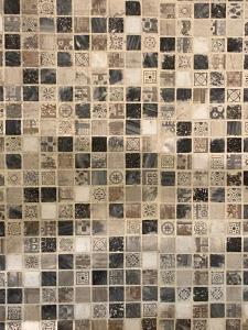 uma casa de banho com piso em azulejo e azulejos pretos e brancos. em Cavour 221 - Central Station em Bari