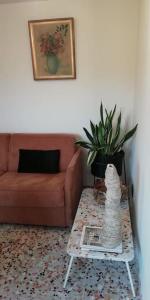 Dreve14 في Staden: غرفة معيشة مع أريكة وطاولة مع نبات