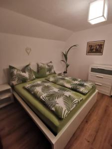 Posteľ alebo postele v izbe v ubytovaní Auszeit Salzkammergut Appartements