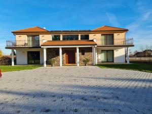 ŘitkaAtrium-Accomm的一栋前面有车道的房子