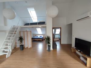 - un salon avec des lits superposés et un escalier dans l'établissement Apartament "Nad Niwką 7", à Bielsko-Biała