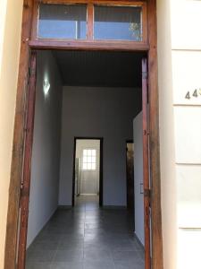 una puerta abierta a una habitación con pasillo en Calido y centrico monoambiente en Concordia