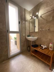 een badkamer met een wastafel en een douche met een raam bij 2 Bedrooms and sofa bed flat by Wayra Tarifa in Tarifa