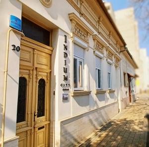 um edifício com um sinal na lateral em Indium City Panzió em Eger