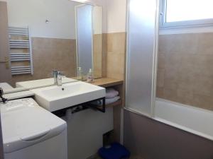 La salle de bains est pourvue d'un lavabo, d'une douche et de toilettes. dans l'établissement la Catalane, à Vernet-les-Bains