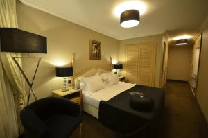 een hotelkamer met een bed en een stoel bij Ada Life Hotel in Eskisehir +27 foto's