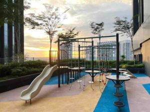 einen Spielplatz in einem Gebäude mit Rutsche in der Unterkunft Hill 10 2r1b 3pax Double Tree I-city Hotel Grade in Shah Alam