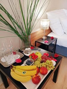 a tray of fruit on a table in a room at Indium City Panzió in Eger