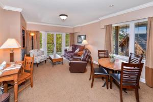 een woonkamer met een bank en een tafel bij Miraloma 209 in Sidney