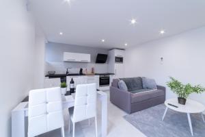 a living room with a couch and a table at LE ROYAL SWEET - PARKING GRATUIT + WIFI in Mulhouse
