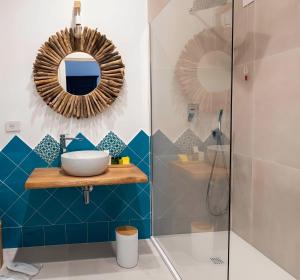 ein Bad mit einem Waschbecken und einem Spiegel in der Unterkunft MareLuna Rooms in Neapel