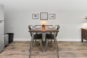 una mesa de madera con 2 sillas en una habitación en Falcon Suite, en Cowichan Bay