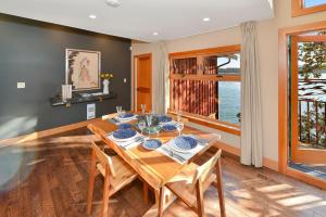 comedor con mesa, sillas y ventana en Salishan Tree House Suite, en Cowichan Bay