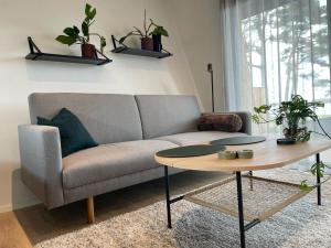 uma sala de estar com um sofá e uma mesa em SØGAARDEN - Hotel & SøCamp em Sunds