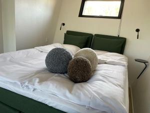 dois bichos de peluche sentados em cima de uma cama em SØGAARDEN - Hotel & SøCamp em Sunds