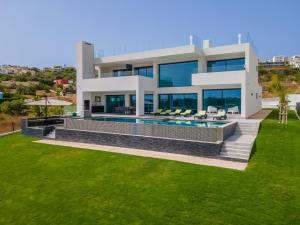 Casa blanca grande con piscina en Villa das Amendoeiras by HelloVacations, en Albufeira