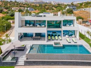 una vista aérea de una casa con piscina en Villa das Amendoeiras by HelloVacations, en Albufeira