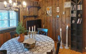 - une salle à manger avec une table et des bougies dans l'établissement 3 Bedroom Stunning Home In Hornnes, à Hornnes