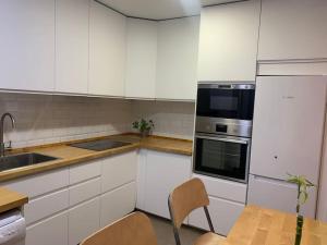 A kitchen or kitchenette at Apartamento Oviedo Parque del Oeste