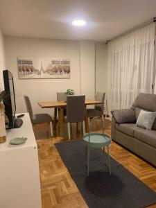 A seating area at Apartamento Oviedo Parque del Oeste Még 13 kép