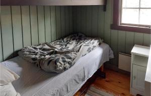 - une petite chambre avec un lit dans l'établissement 3 Bedroom Stunning Home In Hornnes, à Hornnes