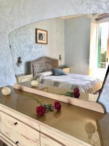 1 dormitorio con cama y tocador con espejo en Villa Sissi, en Arliano