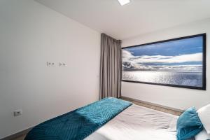 Guesthouse Olival في سانتا كروز: غرفة نوم بسرير ونافذة كبيرة