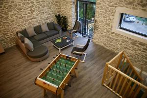 a living room with a couch and a pool table at Loft Chocolatine, spacieux, piscine, trampoline in Carcassonne