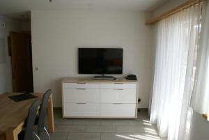TV a/nebo společenská místnost v ubytování Chasa Mundin