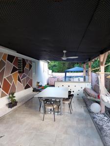 een eetkamer met een witte tafel en stoelen bij Villa in Baie Mahault