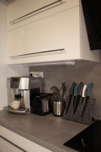 eine Küchentheke mit einer Mikrowelle und einer Kaffeemaschine in der Unterkunft CHRIS Apartment in Dalovice