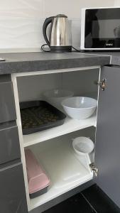 cocina con fregadero y microondas en M.B.A. APARTMENTS en Karlovac