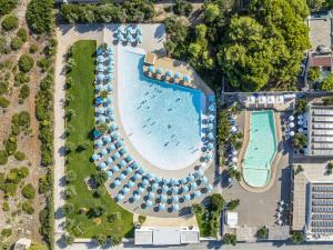 Bazén v ubytování PORTO CESAREO CAMPING & Village nebo v jeho okolí