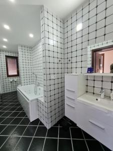 Baðherbergi á Atrium-Accomm +21 mynd