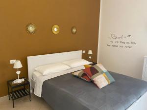 Postel nebo postele na pokoji v ubytování Nenetta Rooms & Suites Monopoli