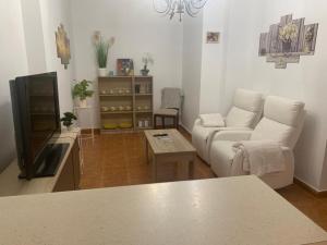 a living room with a couch and a table at Apartamento Talavera in Talavera de la Reina
