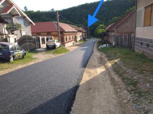 an image of a road with a blue arrow at Studio cu bucatarie , baie , scara interioara , etaj cu dormitor openspace , curte cu grill, terasa in Borlova