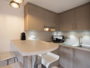 Kuchnia lub aneks kuchenny w obiekcie Charmant 2 pièces, 4 pers, proche pistes et commerces avec garage à La Clusaz - FR-1-304-281