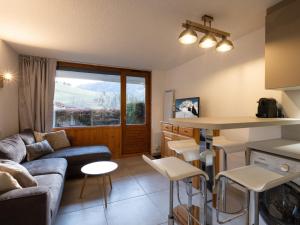 salon z kanapą i stołem w obiekcie Charmant 2 pièces, 4 pers, proche pistes et commerces avec garage à La Clusaz - FR-1-304-281 w mieście Clusaz +10 zdjęć