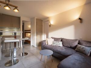 salon z kanapą i kuchnią w obiekcie Charmant 2 pièces, 4 pers, proche pistes et commerces avec garage à La Clusaz - FR-1-304-281 w mieście Clusaz