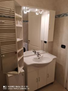 bagno con lavandino e specchio di Guest house Central Station a Milano