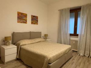 um quarto com uma cama e uma janela em EasyRome - Appartamento a Roma San Paolo em Roma