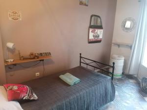 ein Schlafzimmer mit einem Bett in einem Zimmer in der Unterkunft Les Amandiers de Jade in Saint-Agnet