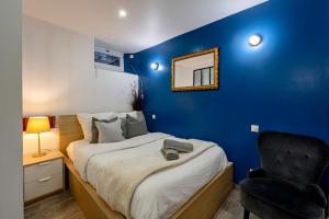 パリにあるElegant and cosy 2/3 rooms - Heart of Parisの青いベッドルーム(ベッド1台、椅子付)