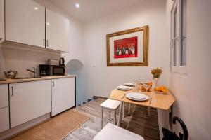 Nhà bếp/bếp nhỏ tại Elegant and cosy 2/3 rooms - Heart of Paris