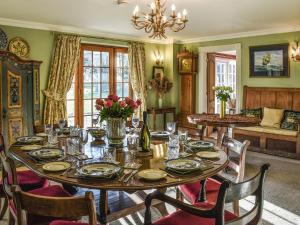 a dining room with a table and chairs at The Old Pig Barn in Roughton